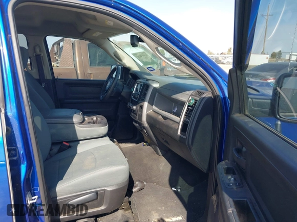 2017 Ram 1500 Express z VIN 3C6RR7KT4HG710272, wystawiony jako IAAI lot #41915939 z przebiegiem 105 890 mil mil oraz . Historia ofert i sprzedaży dostępna na DreamBid. Obrazek 5.