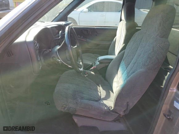 2002 GMC Sonoma SLS with VIN 1GTCS19W028235152, listed as a Copart auction lot 77214224 with 186,339 mi miles and Salvage Title. Bid and sale history available at carsss.com. Image 7.