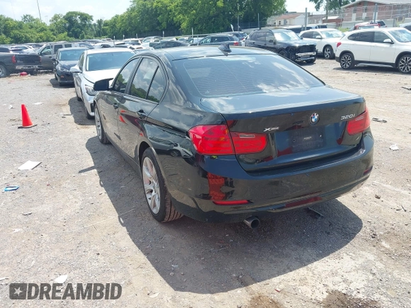 2013 BMW 3 Series 320i xDrive z VIN WBA3C3C50DF980052, wystawiony jako IAAI lot #42577081 z przebiegiem 184 223 mil mil oraz . Historia ofert i sprzedaży dostępna na DreamBid. Obrazek 3.