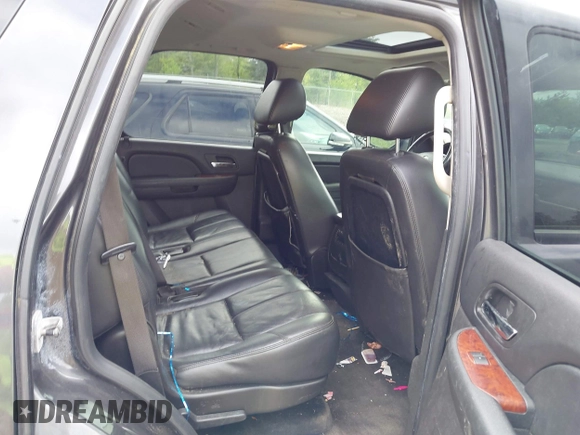 2010 Chevrolet Tahoe LT z VIN 1GNUKBE01AR105053, wystawiony jako IAAI lot #42268400 z przebiegiem 296 257 mil mil oraz . Historia ofert i sprzedaży dostępna na DreamBid. Obrazek 8.