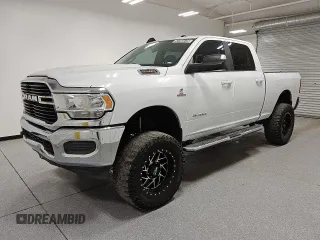 2021 Ram 2500 Big Horn z VIN 3C6UR5DL7MG542214, wystawiony jako Copart lot #52359235 z przebiegiem 119 483 mil mil oraz Tytuł czysty. Historia ofert i sprzedaży dostępna na DreamBid. Obrazek 1.