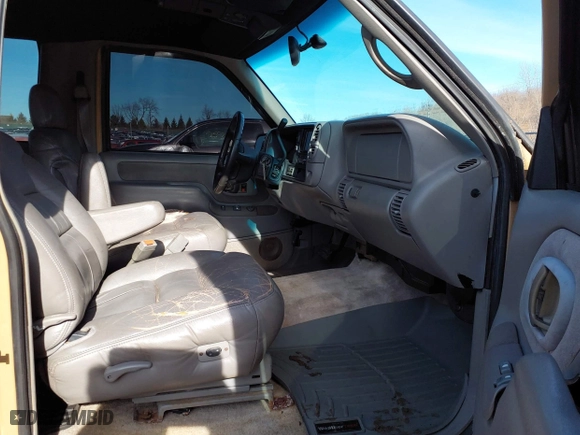 1998 Chevrolet Tahoe with VIN 3GNEK18R2WG122041, listed as a IAAI auction lot 41543943 with 106,978 mi miles. Bid and sale history available at carsss.com. Image 5.
