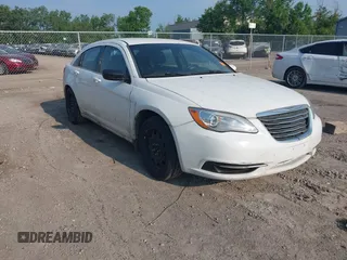 2013 Chrysler 200 LX z VIN 1C3CCBAB2DN646993, wystawiony jako IAAI lot #42412106 z przebiegiem 197 415 mil mil oraz . Historia ofert i sprzedaży dostępna na DreamBid. Obrazek 1.