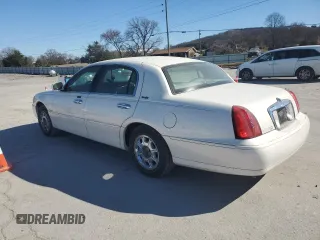 2000 Lincoln Town Car Signature z VIN 1LNHM82W2YY813274, wystawiony jako Copart lot #47288135 z przebiegiem 110 192 mil mil oraz Czysty tytuł • Clean title. Historia ofert i sprzedaży dostępna na DreamBid. Obrazek 2.