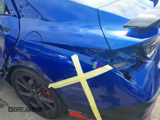 2024 Hyundai Elantra z VIN KMHLW4DK0RU020006, wystawiony jako IAAI lot #42395261 z przebiegiem 12 691 mil mil oraz . Historia ofert i sprzedaży dostępna na DreamBid. Obrazek 6.