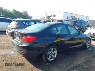 2013 BMW 3 Series 320i xDrive z VIN WBA3C3C53DF979221, wystawiony jako IAAI lot #42577544 z przebiegiem 97 135 mil mil oraz . Historia ofert i sprzedaży dostępna na DreamBid. Obrazek 13.
