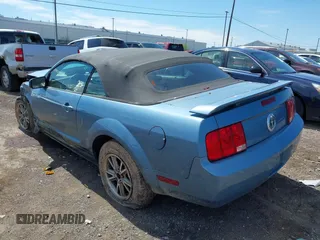2005 Ford Mustang Deluxe z VIN 1ZVHT84N355249074, wystawiony jako IAAI lot #42298759 z przebiegiem 115 215 mil mil oraz . Historia ofert i sprzedaży dostępna na DreamBid. Obrazek 3.