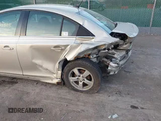 2014 Chevrolet Cruze 1LT z VIN 1G1PC5SB1E7341321, wystawiony jako IAAI lot #42527362 z przebiegiem 171 570 mil mil oraz . Historia ofert i sprzedaży dostępna na DreamBid. Obrazek 6.