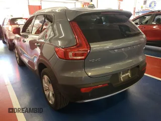 2022 Volvo XC40 Momentum z VIN YV4162UK7N2764639, wystawiony jako IAAI lot #42350945 z przebiegiem 78 960 mil mil oraz . Historia ofert i sprzedaży dostępna na DreamBid. Obrazek 1.