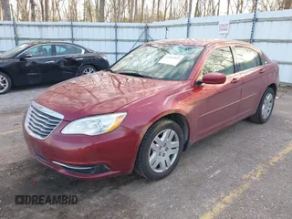 2014 Chrysler 200 LX z VIN 1C3CCBAB8EN211705, wystawiony jako IAAI lot #41835522 z przebiegiem 103 310 mil mil oraz . Historia ofert i sprzedaży dostępna na DreamBid. Obrazek 1.