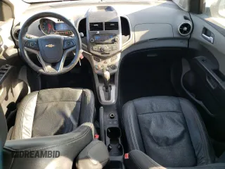 2012 Chevrolet Sonic LTZ z VIN 1G1JE6SH4C4101608, wystawiony jako Copart lot #53111725 z przebiegiem 203 012 mil mil oraz Szkoda całkowita • Salvage title. Historia ofert i sprzedaży dostępna na DreamBid. Obrazek 8.