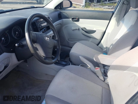 2007 Hyundai Accent GL z VIN KMHCN45C97U146808, wystawiony jako Copart lot #70781004 z przebiegiem Nie podano mil oraz Szkoda całkowita • Salvage title. Historia ofert i sprzedaży dostępna na DreamBid. Obrazek 7.