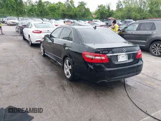 2011 Mercedes-Benz E 350 Luxury z VIN WDDHF8HB1BA427051, wystawiony jako IAAI lot #42091014 z przebiegiem Nie podano mil oraz . Historia ofert i sprzedaży dostępna na DreamBid. Obrazek 3.