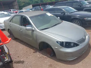 2005 Toyota Camry STD z VIN 4T1BE32K65U595734, wystawiony jako IAAI lot #42490414 z przebiegiem Nie podano mil oraz . Historia ofert i sprzedaży dostępna na DreamBid. Obrazek 1.