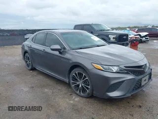 2018 Toyota Camry LE z VIN 4T1B11HK1JU129954, wystawiony jako IAAI lot #41902597 z przebiegiem 82 950 mil mil oraz . Historia ofert i sprzedaży dostępna na DreamBid. Obrazek 1.