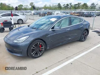 2019 Tesla Model 3 Long Range z VIN 5YJ3E1EB9KF230493, wystawiony jako IAAI lot #42084204 z przebiegiem 112 548 mil mil oraz . Historia ofert i sprzedaży dostępna na DreamBid. Obrazek 2.