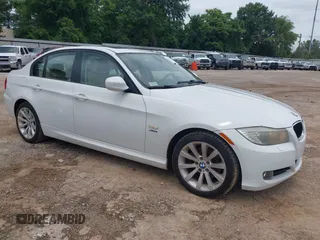 2011 BMW 3 Series 328i xDrive z VIN WBAPK5G54BNN27937, wystawiony jako IAAI lot #42446717 z przebiegiem 102 256 mil mil oraz . Historia ofert i sprzedaży dostępna na DreamBid. Obrazek 1.