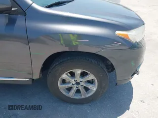 2013 Toyota Highlander z VIN 5TDZK3EH5DS124401, wystawiony jako IAAI lot #42133758 z przebiegiem 131 405 mil mil oraz . Historia ofert i sprzedaży dostępna na DreamBid. Obrazek 6.