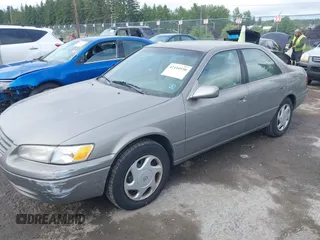 1998 Toyota Camry LE z VIN 4T1BF22K2WU042166, wystawiony jako IAAI lot #42416930 z przebiegiem 124 809 mil mil oraz . Historia ofert i sprzedaży dostępna na DreamBid. Obrazek 2.