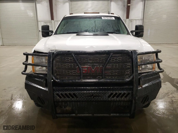 2011 GMC Sierra 2500HD Denali with VIN 1GT125C89BF201957, listed as a Copart auction lot 44702485 with 198,559 mi miles and Salvage Title. Bid and sale history available at carsss.com. Image 5.