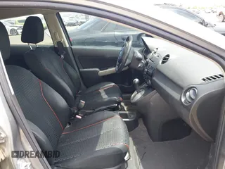2013 Mazda 2 Touring z VIN JM1DE1LY5D0161556, wystawiony jako IAAI lot #42393636 z przebiegiem 151 792 mil mil oraz . Historia ofert i sprzedaży dostępna na DreamBid. Obrazek 5.