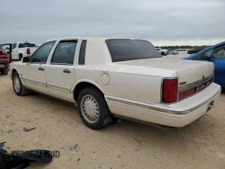 1996 Lincoln Town Car Cartier z VIN 1LNLM83W8TY734774, wystawiony jako Copart lot #52219725 z przebiegiem 128 444 mil mil oraz Tytuł czysty. Historia ofert i sprzedaży dostępna na DreamBid. Obrazek 2.