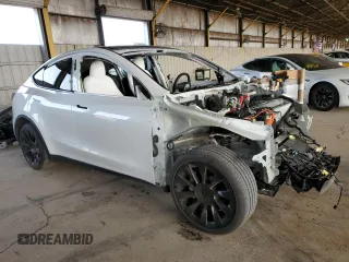 2024 Tesla Model Y Long Range z VIN 7SAYGDEE7RA217991, wystawiony jako Copart lot #50885695 z przebiegiem Nie podano mil oraz Szkoda całkowita • Salvage title. Historia ofert i sprzedaży dostępna na DreamBid. Obrazek 4.