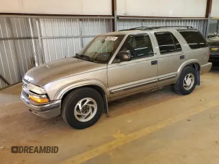 2000 Chevrolet Blazer LT z VIN 1GNDT13W6Y2352456, wystawiony jako Copart lot #42962215 z przebiegiem 177 893 mil mil oraz Szkoda całkowita • Salvage title. Historia ofert i sprzedaży dostępna na DreamBid. Obrazek 1.