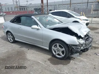 2007 Mercedes-Benz CLK 550 z VIN WDBTK72F87T076297, wystawiony jako IAAI lot #42353942 z przebiegiem 117 815 mil mil oraz . Historia ofert i sprzedaży dostępna na DreamBid. Obrazek 1.