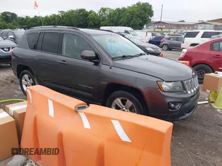 2016 Jeep Compass Latitude z VIN 1C4NJCEA2GD648240, wystawiony jako IAAI lot #42644443 z przebiegiem 189 370 mil mil oraz . Historia ofert i sprzedaży dostępna na DreamBid. Obrazek 1.