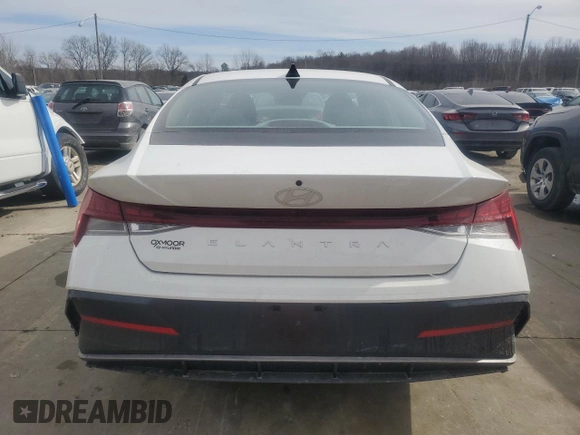 2024 Hyundai Elantra SEL z VIN KMHLS4DG0RU816262, wystawiony jako Copart lot #46448675 z przebiegiem 3 957 mil mil oraz Szkoda całkowita • Salvage title. Historia ofert i sprzedaży dostępna na DreamBid. Obrazek 6.