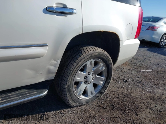 2008 GMC Yukon SLT 4SB z VIN 1GKFK13058R176138, wystawiony jako IAAI lot #41816039 z przebiegiem 199 426 mil mil oraz . Historia ofert i sprzedaży dostępna na DreamBid. Obrazek 6.