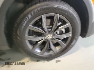 2023 Volkswagen Tiguan SE z VIN 3VV2B7AX8PM058650, wystawiony jako IAAI lot #42801702 z przebiegiem 39 472 mil mil oraz . Historia ofert i sprzedaży dostępna na DreamBid. Obrazek 4.