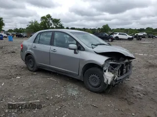 2010 Nissan Versa S z VIN 3N1BC1AP9AL418100, wystawiony jako Copart lot #57971985 z przebiegiem 95 353 mil mil oraz Szkoda całkowita • Salvage title. Historia ofert i sprzedaży dostępna na DreamBid. Obrazek 4.