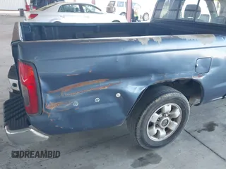 2000 Nissan Frontier XE z VIN 1N6DD26S8YC429291, wystawiony jako IAAI lot #41785826 z przebiegiem 293 324 mil mil oraz . Historia ofert i sprzedaży dostępna na DreamBid. Obrazek 6.