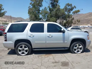 2012 Chevrolet Tahoe LT z VIN 1GNSCBE06CR255554, wystawiony jako IAAI lot #42544690 z przebiegiem 136 070 mil mil oraz . Historia ofert i sprzedaży dostępna na DreamBid. Obrazek 13.