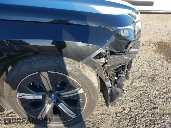 2022 BMW iX xDrive50 z VIN WB523CF07NCJ80006, wystawiony jako IAAI lot #41631767 z przebiegiem 28 311 mil mil oraz . Historia ofert i sprzedaży dostępna na DreamBid. Obrazek 22.