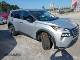 2024 Nissan Rogue S z VIN 5N1BT3AA8RC759916, wystawiony jako IAAI lot #42338323 z przebiegiem 29 907 mil mil oraz . Historia ofert i sprzedaży dostępna na DreamBid. Obrazek 1.