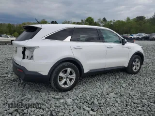 2021 Kia Sorento LX z VIN 5XYRG4LC3MG022168, wystawiony jako Copart lot #52895075 z przebiegiem 93 914 mil mil oraz Szkody całkowita. Historia ofert i sprzedaży dostępna na DreamBid. Obrazek 3.