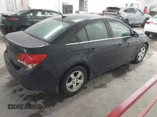2014 Chevrolet Cruze 1LT z VIN 1G1PC5SB6E7178357, wystawiony jako IAAI lot #41724931 z przebiegiem 122 786 mil mil oraz . Historia ofert i sprzedaży dostępna na DreamBid. Obrazek 4.