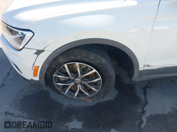 2020 Volkswagen Tiguan SE z VIN 3VV3B7AX8LM120160, wystawiony jako IAAI lot #42316791 z przebiegiem 38 702 mil mil oraz . Historia ofert i sprzedaży dostępna na DreamBid. Obrazek 6.