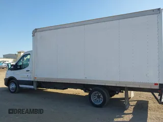 2020 Ford Transit Cargo z VIN 1FDBF6Z81LKB54837, wystawiony jako IAAI lot #41995638 z przebiegiem 63 926 mil mil oraz . Historia ofert i sprzedaży dostępna na DreamBid. Obrazek 14.