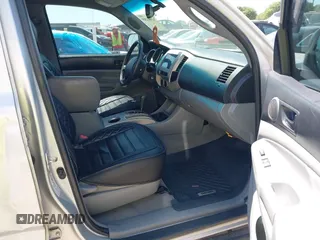 2010 Toyota Tacoma PreRunner z VIN 3TMJU4GN3AM098103, wystawiony jako IAAI lot #41981209 z przebiegiem 218 329 mil mil oraz . Historia ofert i sprzedaży dostępna na DreamBid. Obrazek 5.