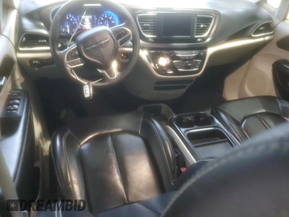2020 Chrysler Voyager LXi z VIN 2C4RC1DG9LR256949, wystawiony jako Copart lot #55558855 z przebiegiem 182 840 mil mil oraz Tytuł czysty. Historia ofert i sprzedaży dostępna na DreamBid. Obrazek 8.