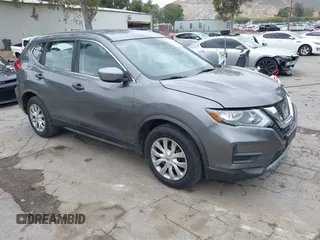 2017 Nissan Rogue S z VIN KNMAT2MT3HP608268, wystawiony jako IAAI lot #42205062 z przebiegiem 72 555 mil mil oraz . Historia ofert i sprzedaży dostępna na DreamBid. Obrazek 1.