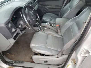 2007 Jeep Commander Sport z VIN 1J8HG48K97C598103, wystawiony jako Copart lot #65140225 z przebiegiem 204 638 mil mil oraz Czysty tytuł • Clean title. Historia ofert i sprzedaży dostępna na DreamBid. Obrazek 7.