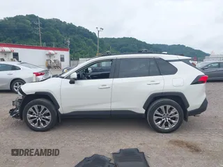 2022 Toyota RAV4 XLE Premium z VIN 2T3A1RFV4NW287421, wystawiony jako IAAI lot #42602371 z przebiegiem 59 294 mil mil oraz . Historia ofert i sprzedaży dostępna na DreamBid. Obrazek 14.