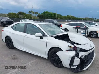 2025 Toyota Camry LE z VIN 4T1DAACK1SU005894, wystawiony jako IAAI lot #41876183 z przebiegiem 11 193 mil mil oraz . Historia ofert i sprzedaży dostępna na DreamBid. Obrazek 1.