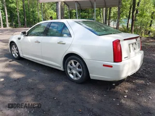 2008 Cadillac STS RWD z VIN 1G6DZ67A980209793, wystawiony jako IAAI lot #42399289 z przebiegiem 175 341 mil mil oraz . Historia ofert i sprzedaży dostępna na DreamBid. Obrazek 3.