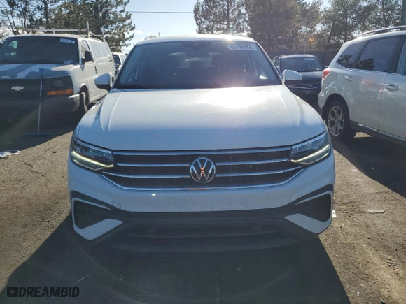 2022 Volkswagen Tiguan SE with VIN 3VV2B7AX8NM165856, listed as a Copart auction lot 85136044 with 44,076 mi miles and Salvage Title. Bid and sale history available at carsss.com. Image 5.